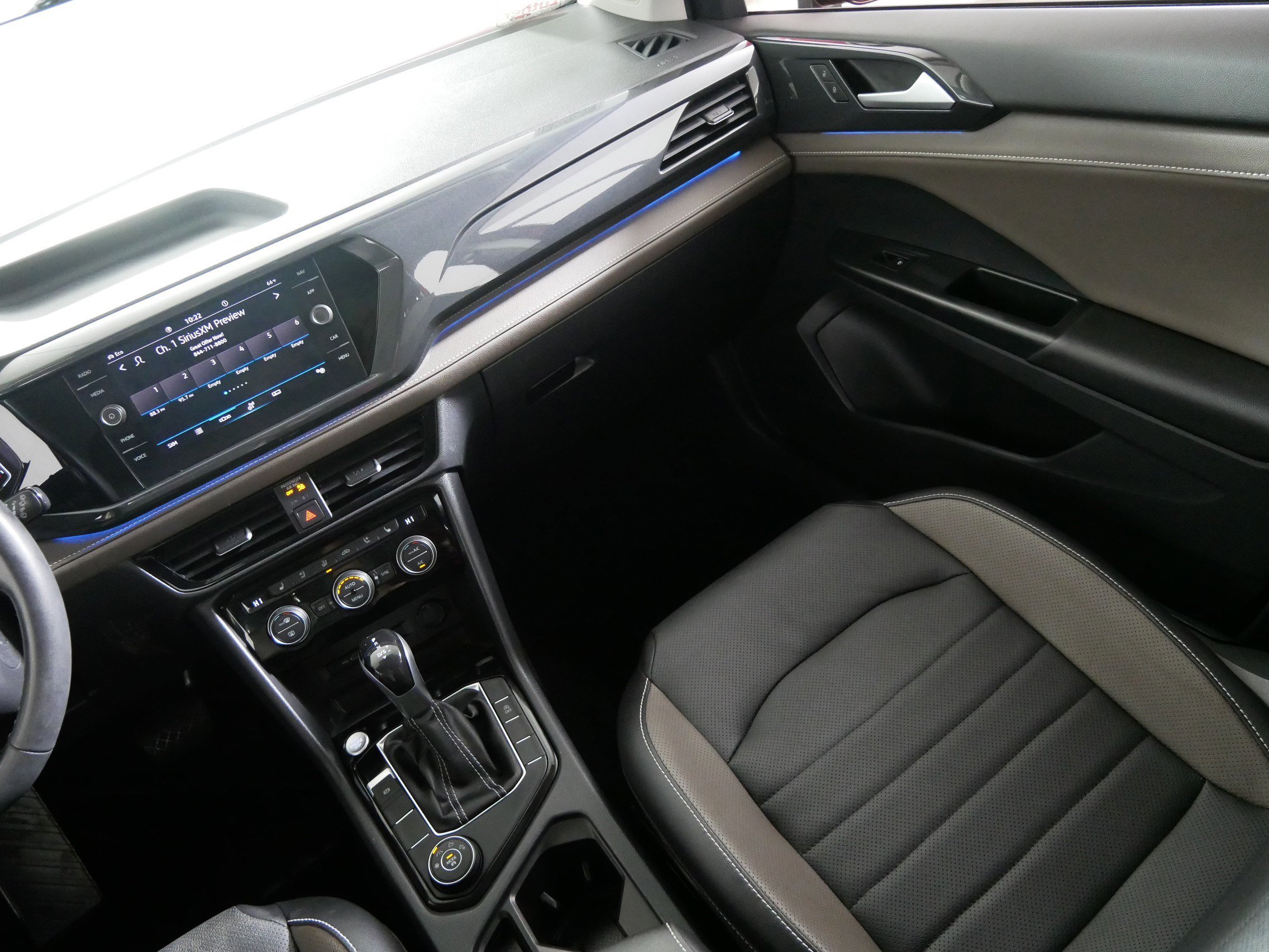 Certified 2022 Volkswagen Taos SEL w/ Panoramic Sunroof Package image 11