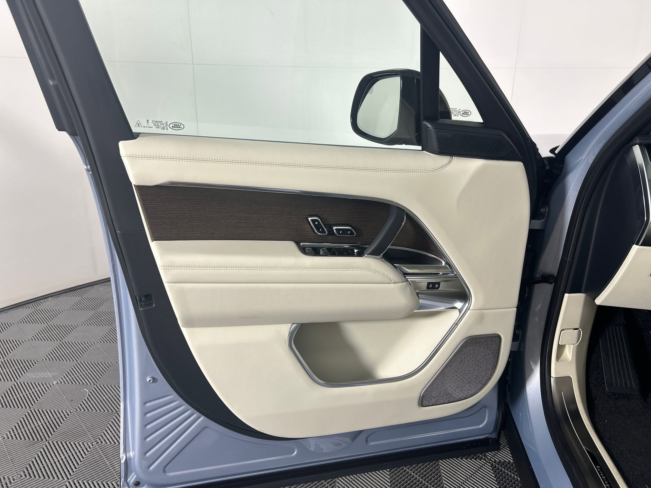 New 2025 Land Rover Range Rover Long Wheelbase Autobiography image 19
