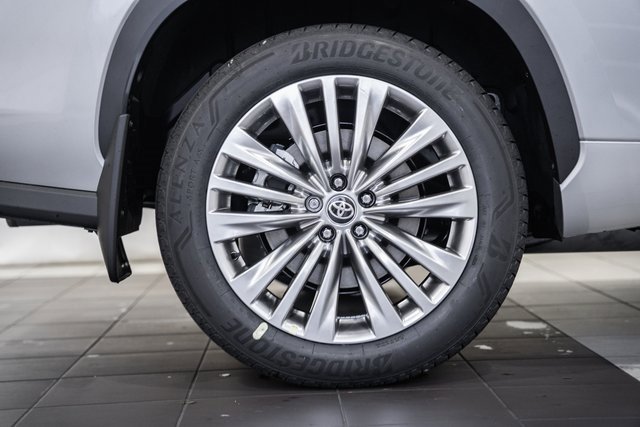 New 2025 Toyota Highlander Platinum image 18