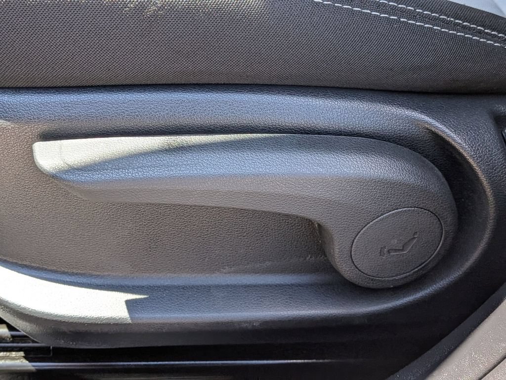 Used 2025 Hyundai Venue SEL FWD image 14
