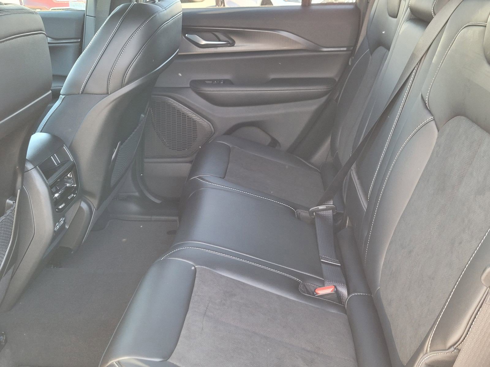 New 2025 Jeep Grand Cherokee Altitude image 8