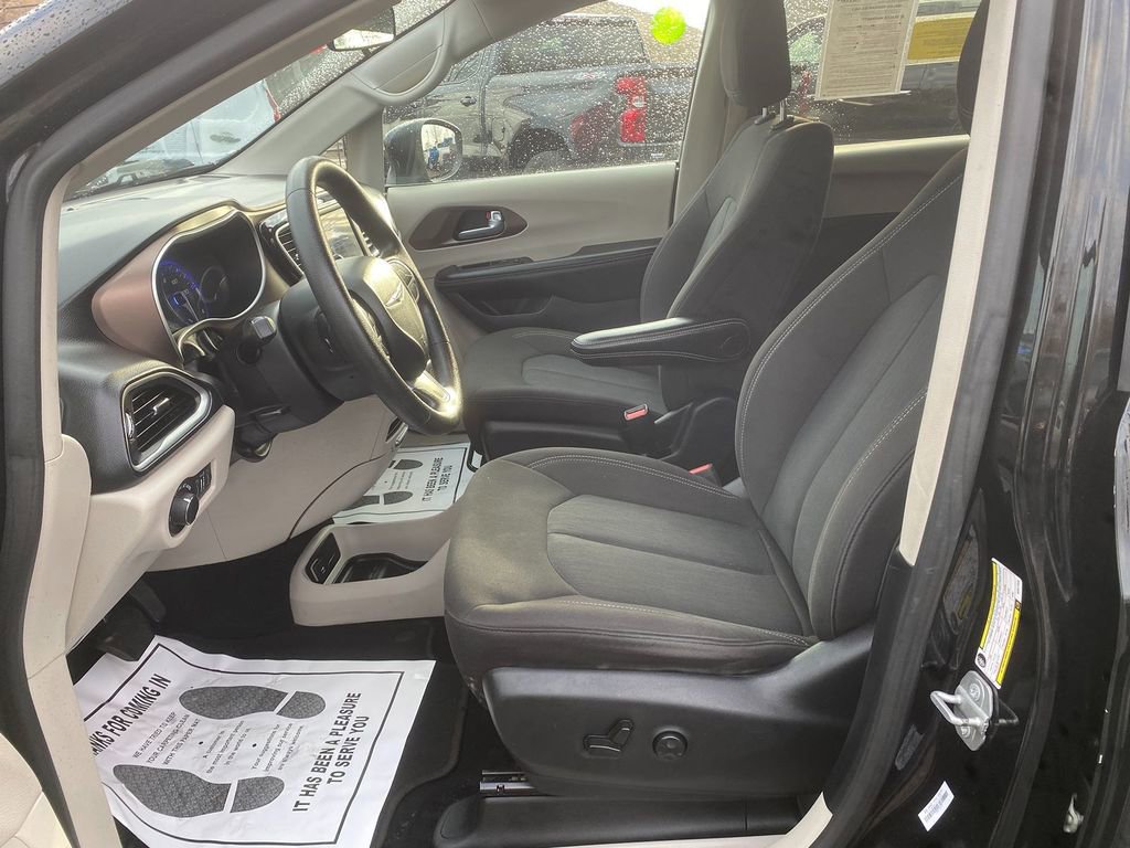 Used 2021 Chrysler Voyager LX image 12