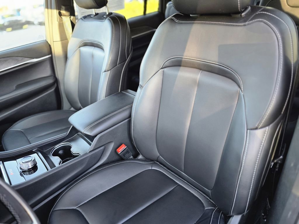 Used 2025 Jeep Grand Cherokee L Limited w/ Black Appearance Package image 16