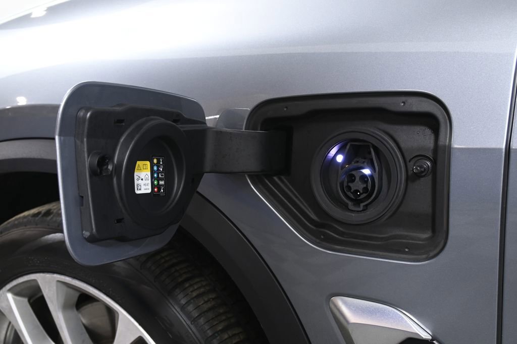 Certified 2024 BMW X5 xDrive50e w/ Premium Package image 14