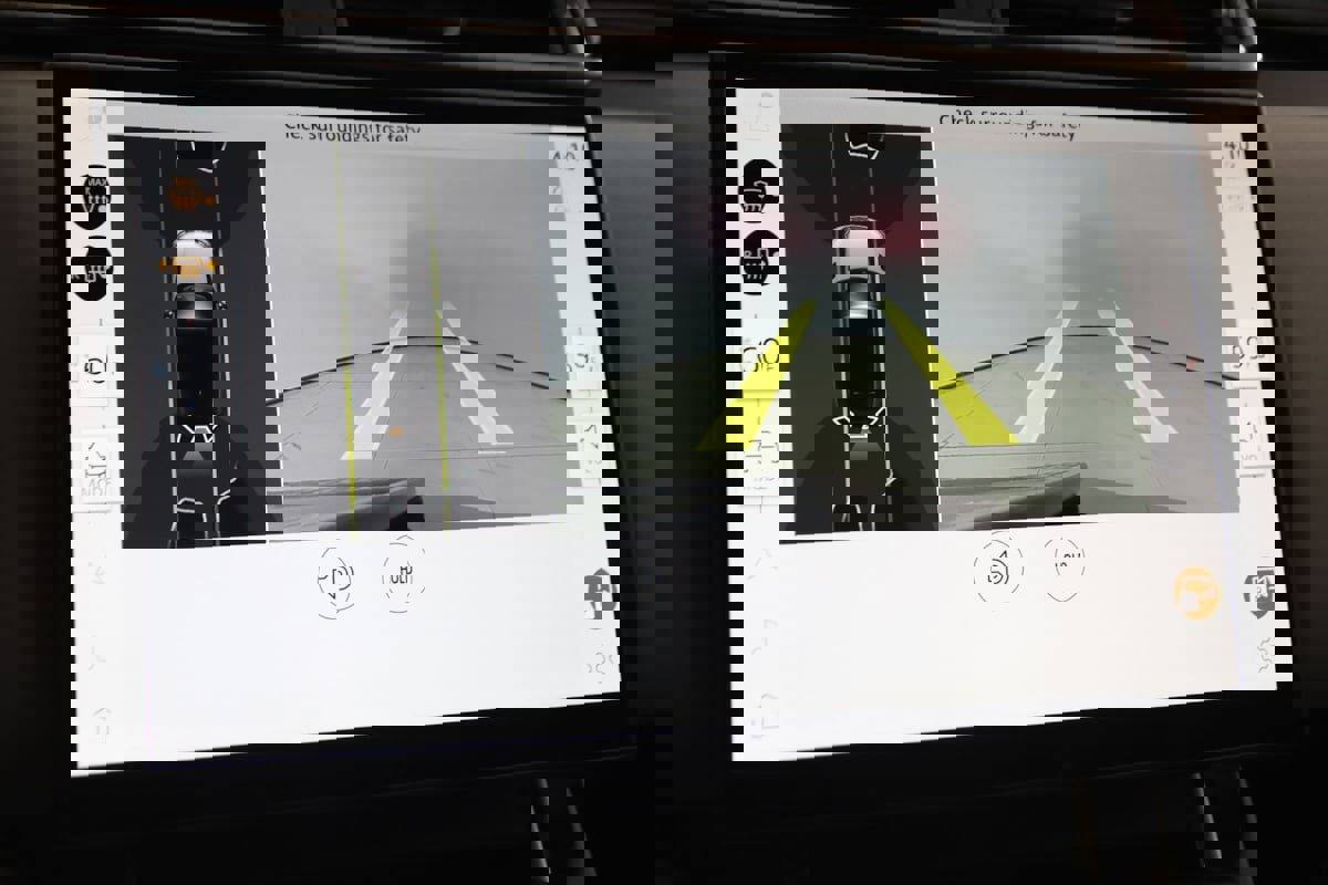 Used 2025 Land Rover Range Rover Velar Dynamic SE image 10