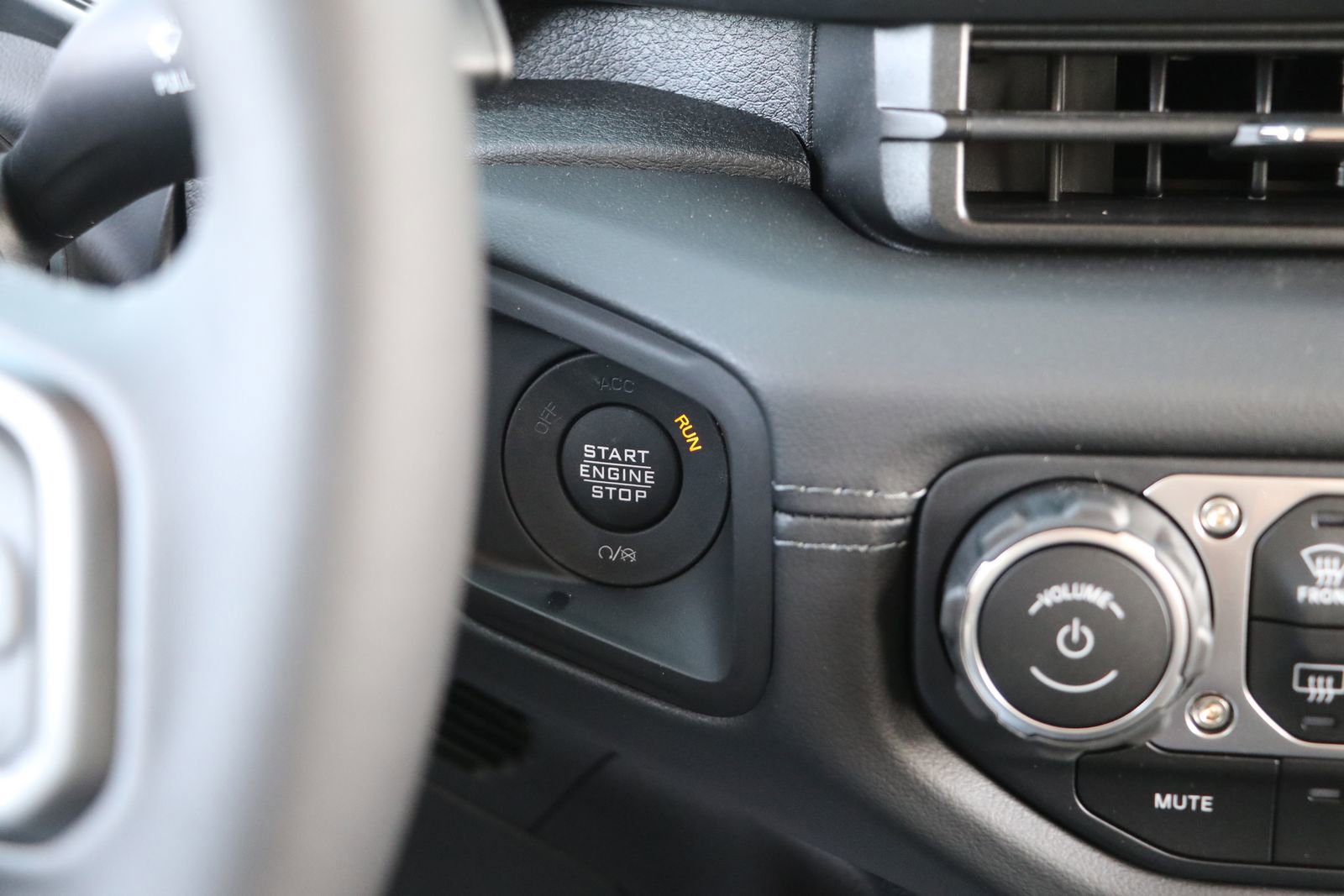 New 2025 Jeep Gladiator Rubicon w/ Convenience Group image 24