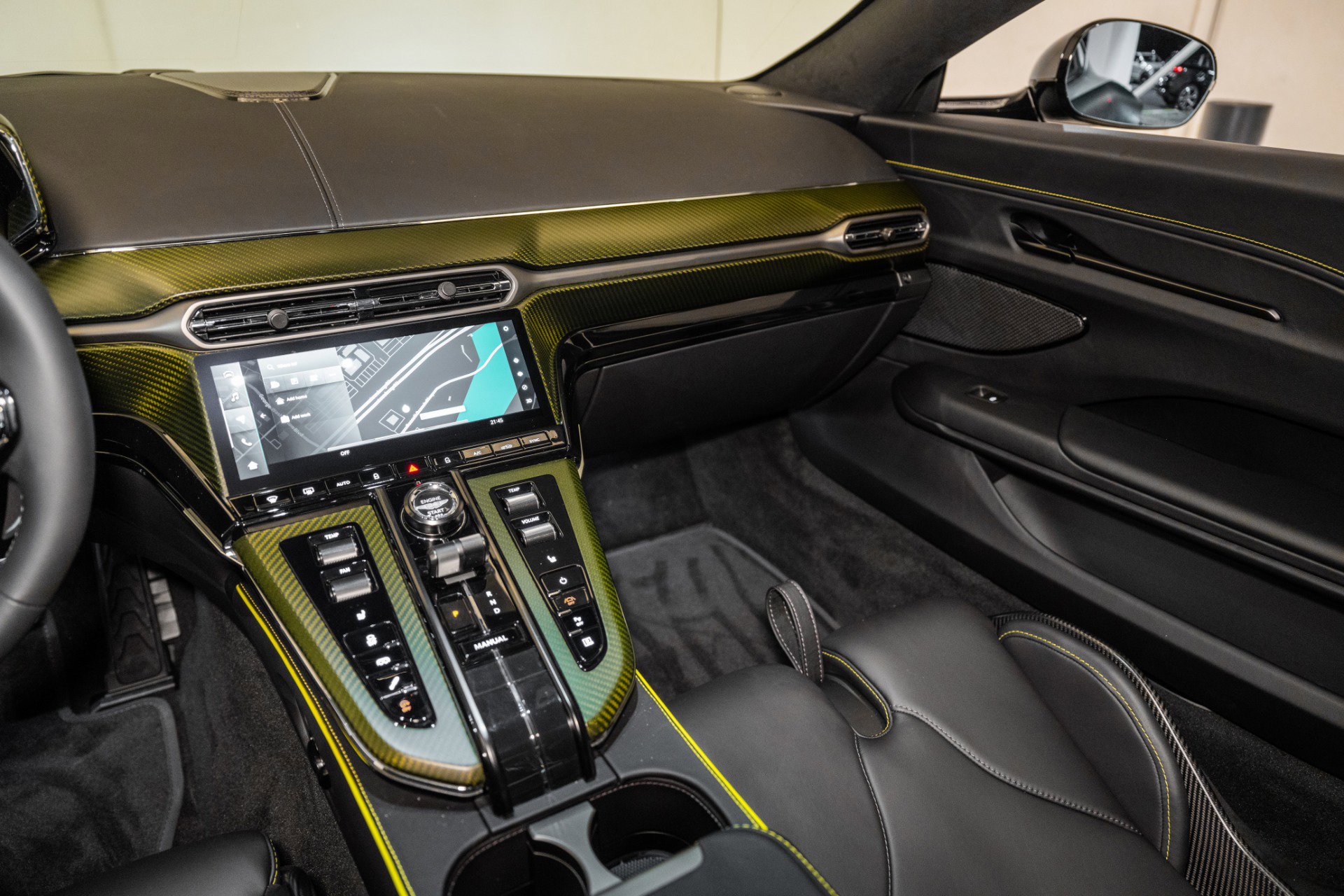 Used 2025 Aston Martin V8 Vantage Coupe image 19