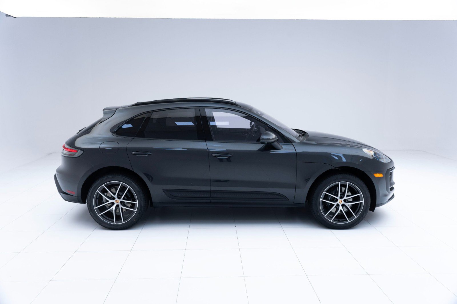 Certified 2025 Porsche Macan image 8