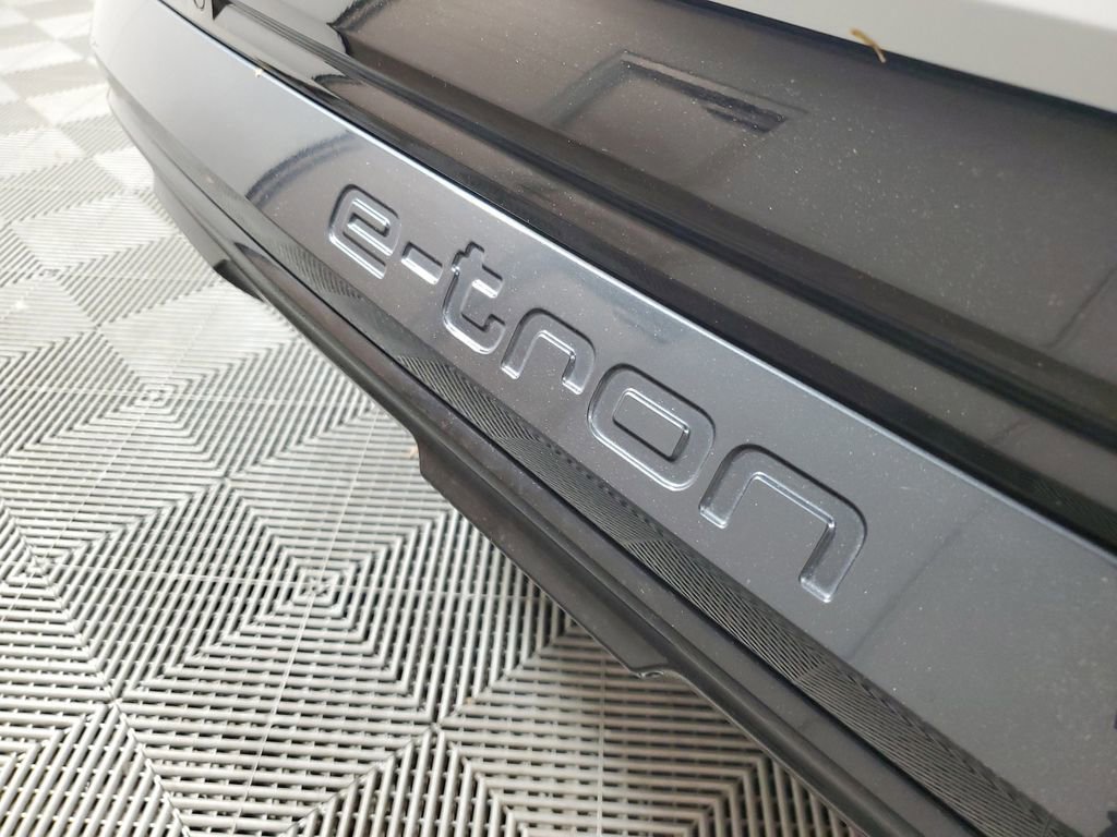 Used 2024 Audi Q8 e-tron Premium Plus w/ Premium Plus Package image 7