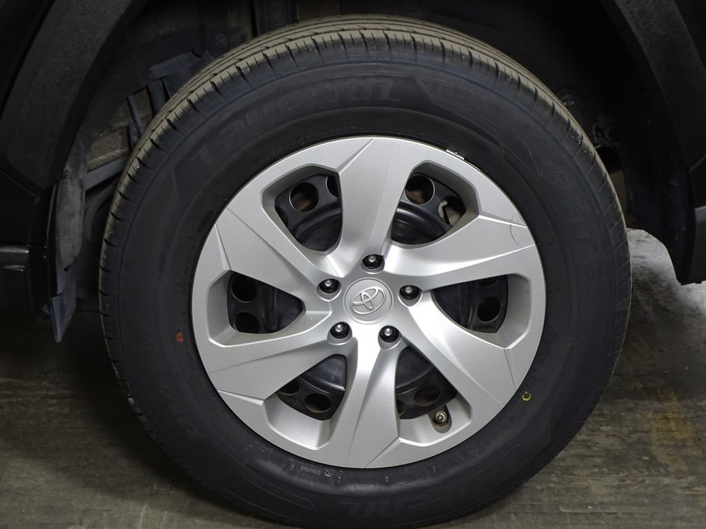 Used 2021 Toyota RAV4 LE FWD image 38