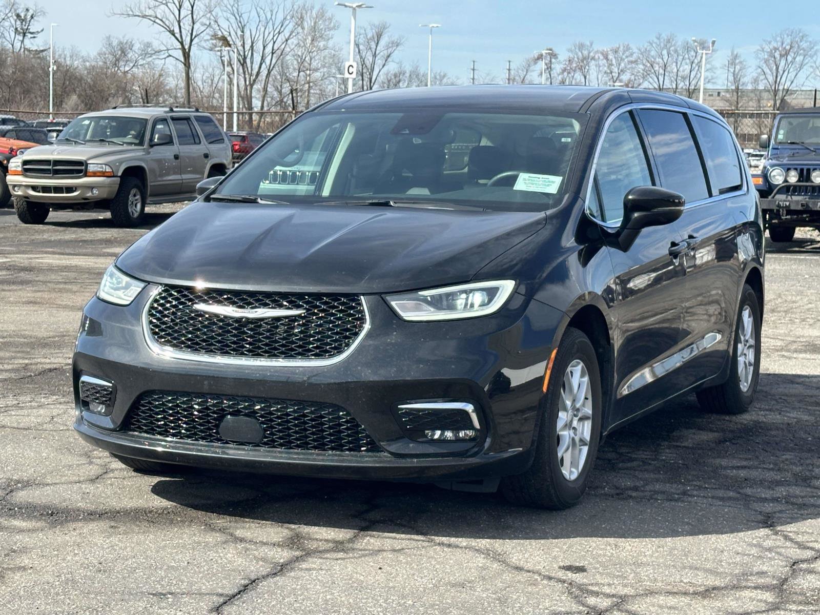 Used 2023 Chrysler Pacifica Touring-L image 7