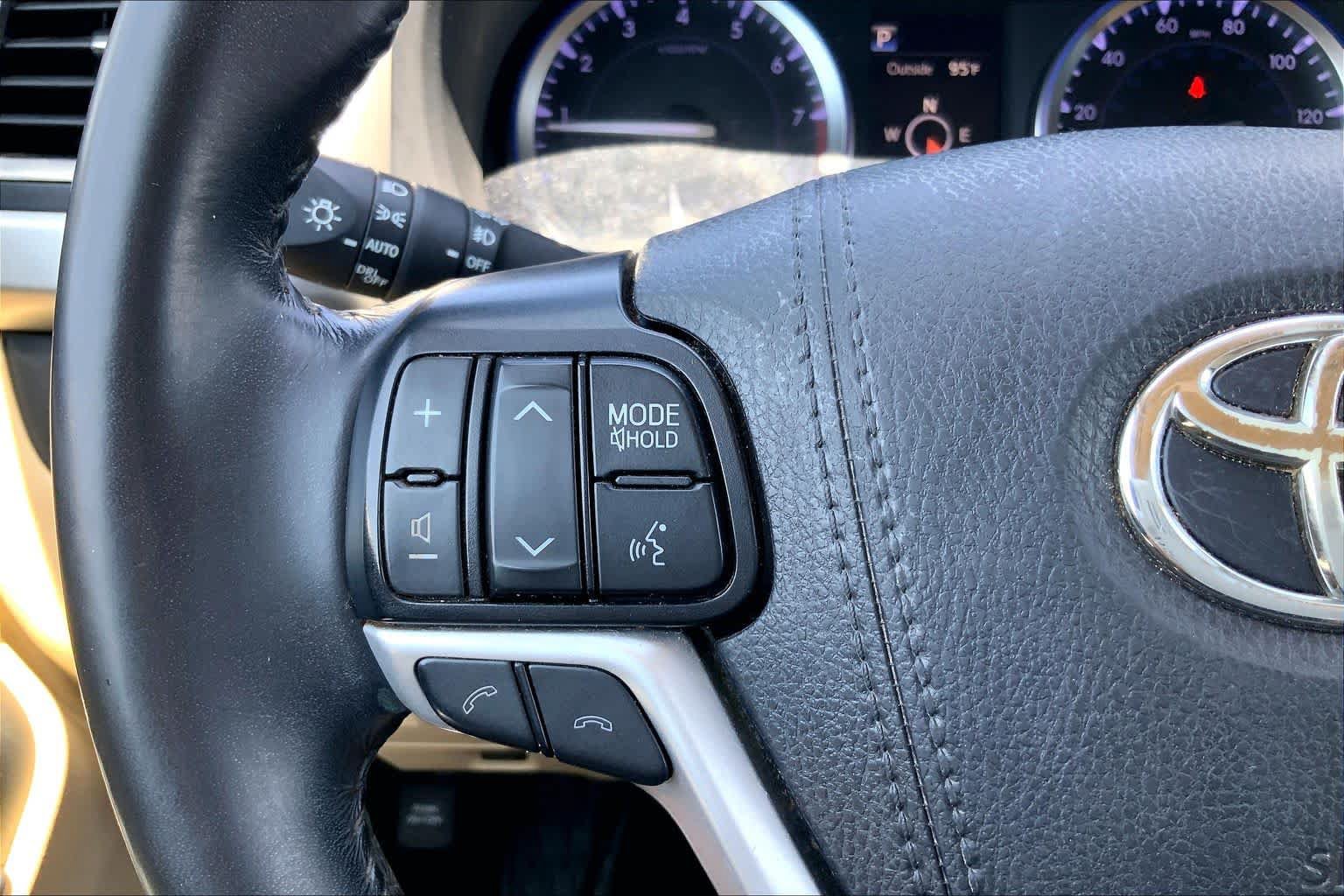 Used 2019 Toyota Highlander XLE FWD image 23