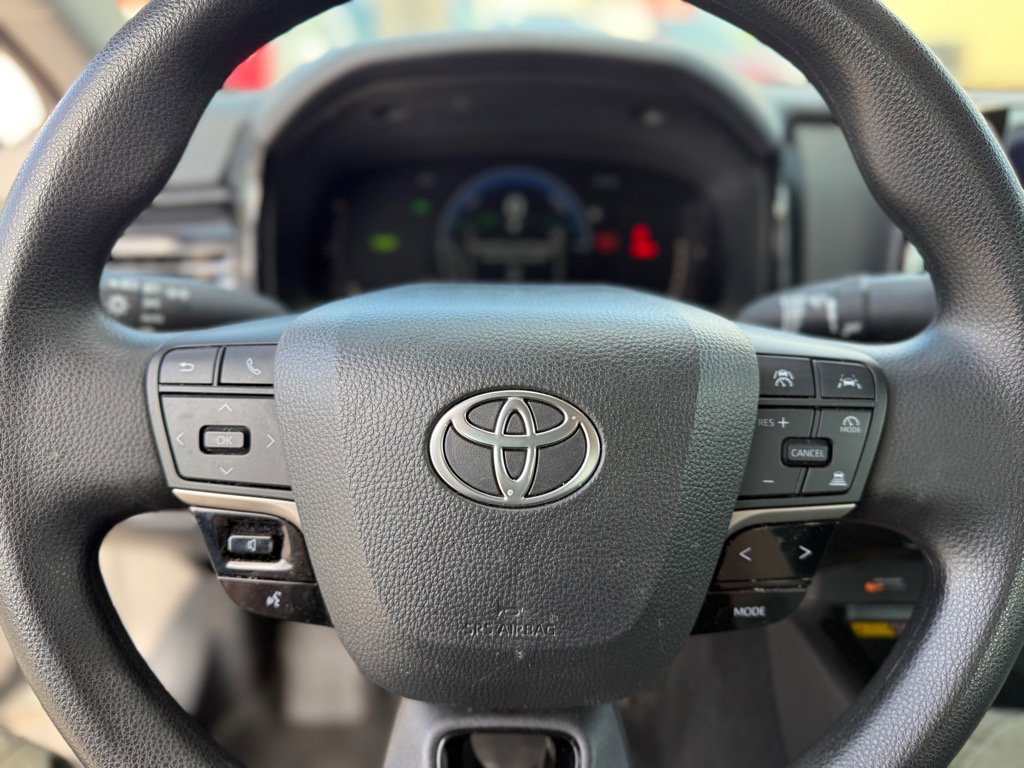 Used 2025 Toyota Camry LE image 33