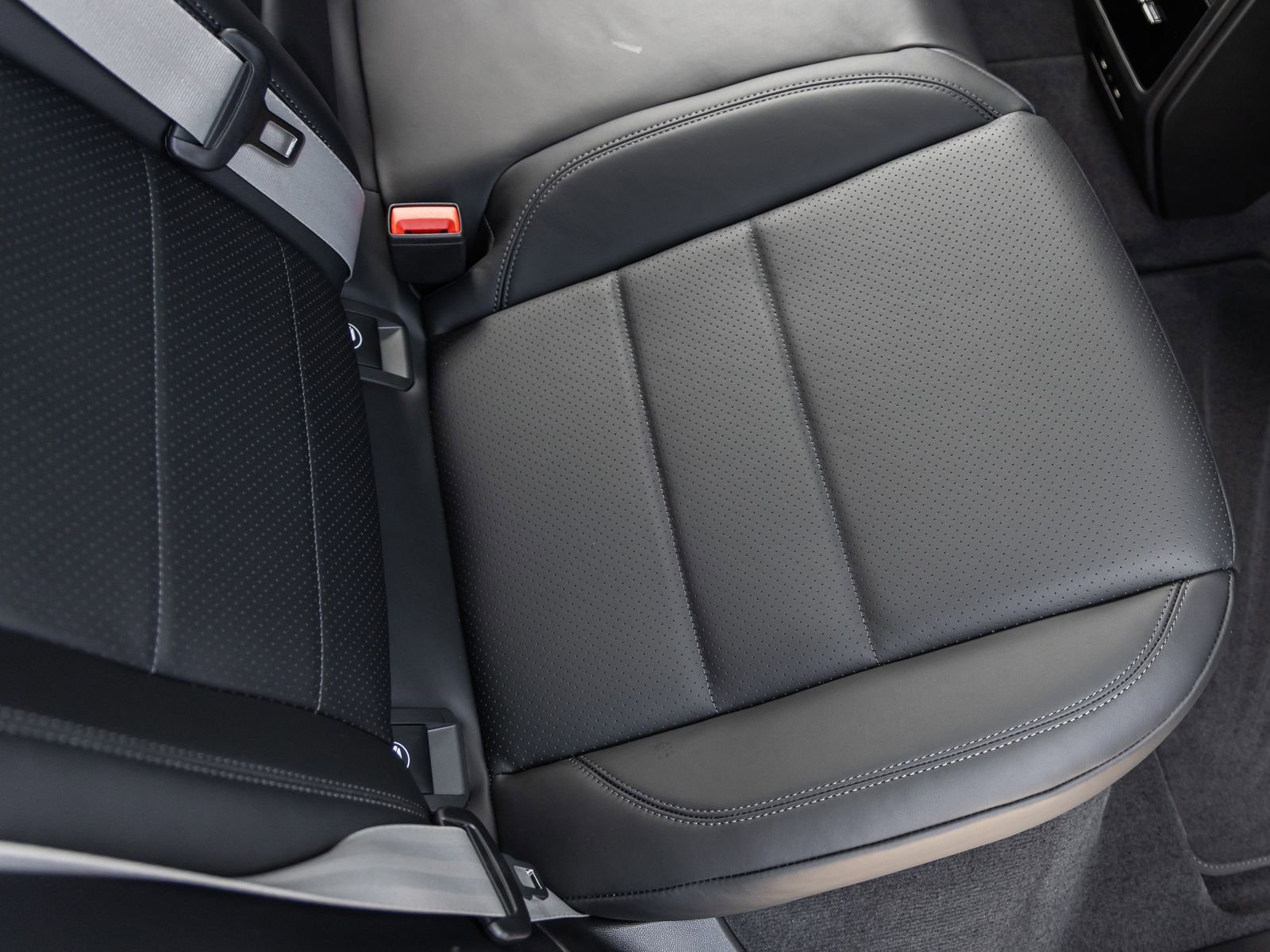 Certified 2025 Porsche Macan Electric image 34