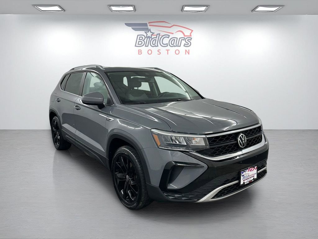 Used 2022 Volkswagen Taos SE w/ Panoramic Sunroof Package AWD/4WD image 3