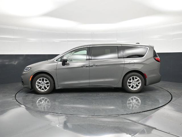 Used 2023 Chrysler Pacifica Touring-L image 6