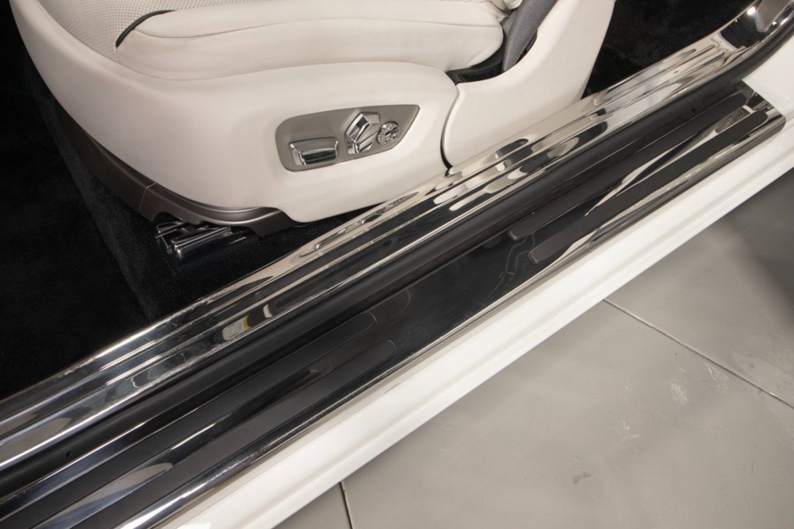 Used 2017 Rolls-Royce Dawn image 39