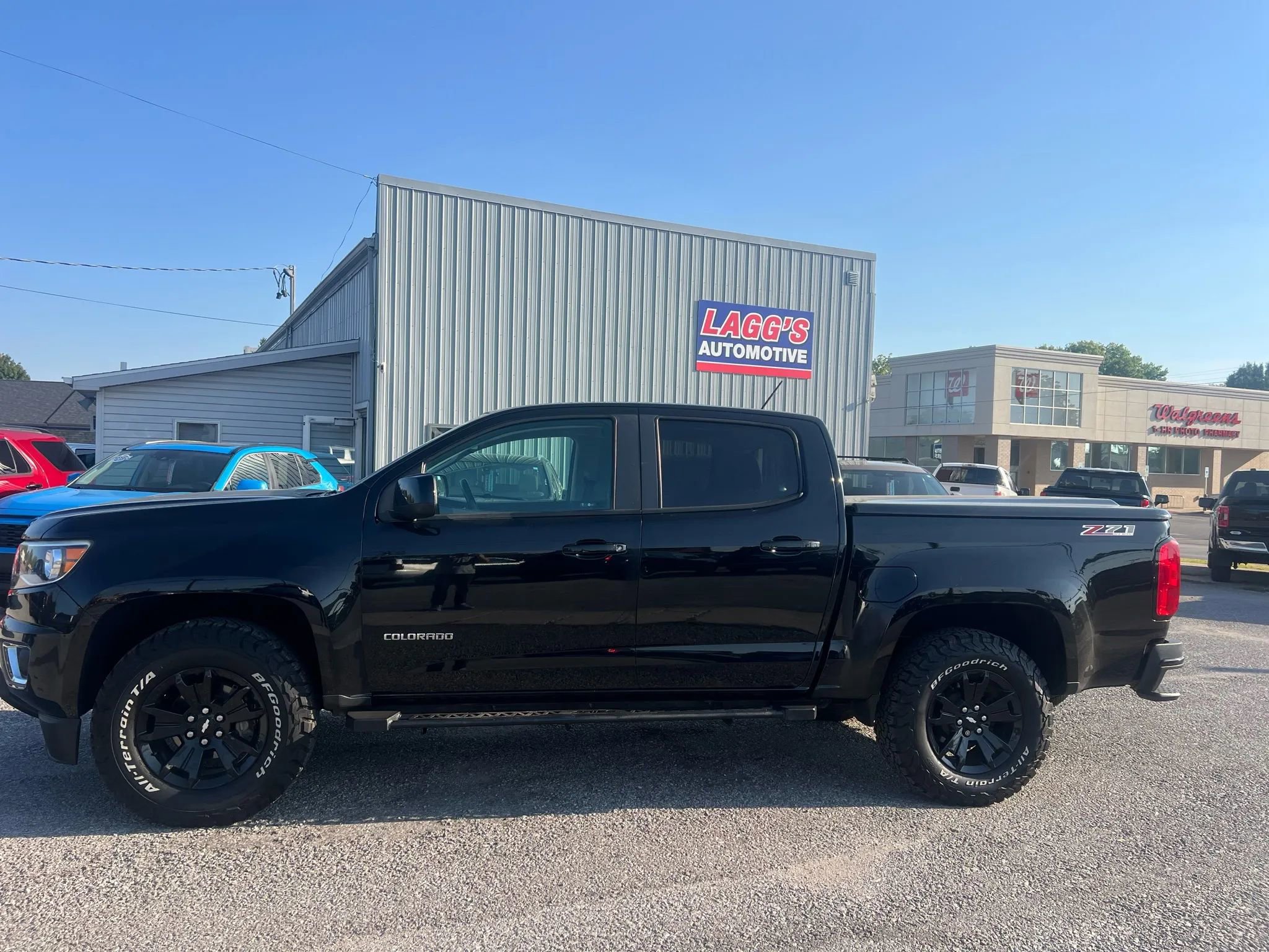 Used 2017 Chevrolet Colorado Z71 w/ Z71 Midnight Edition image 2