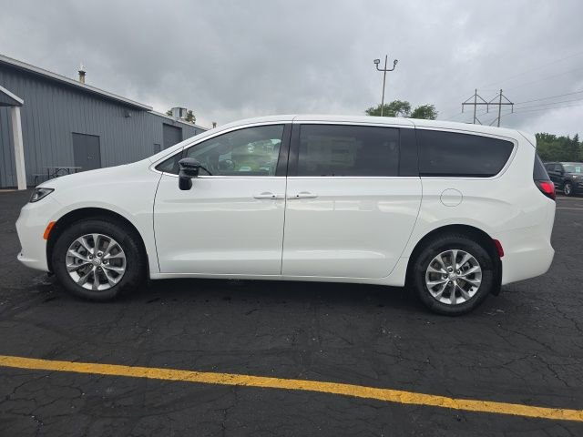 New 2025 Chrysler Pacifica Select w/ Uconnect Theater Family Group image 4