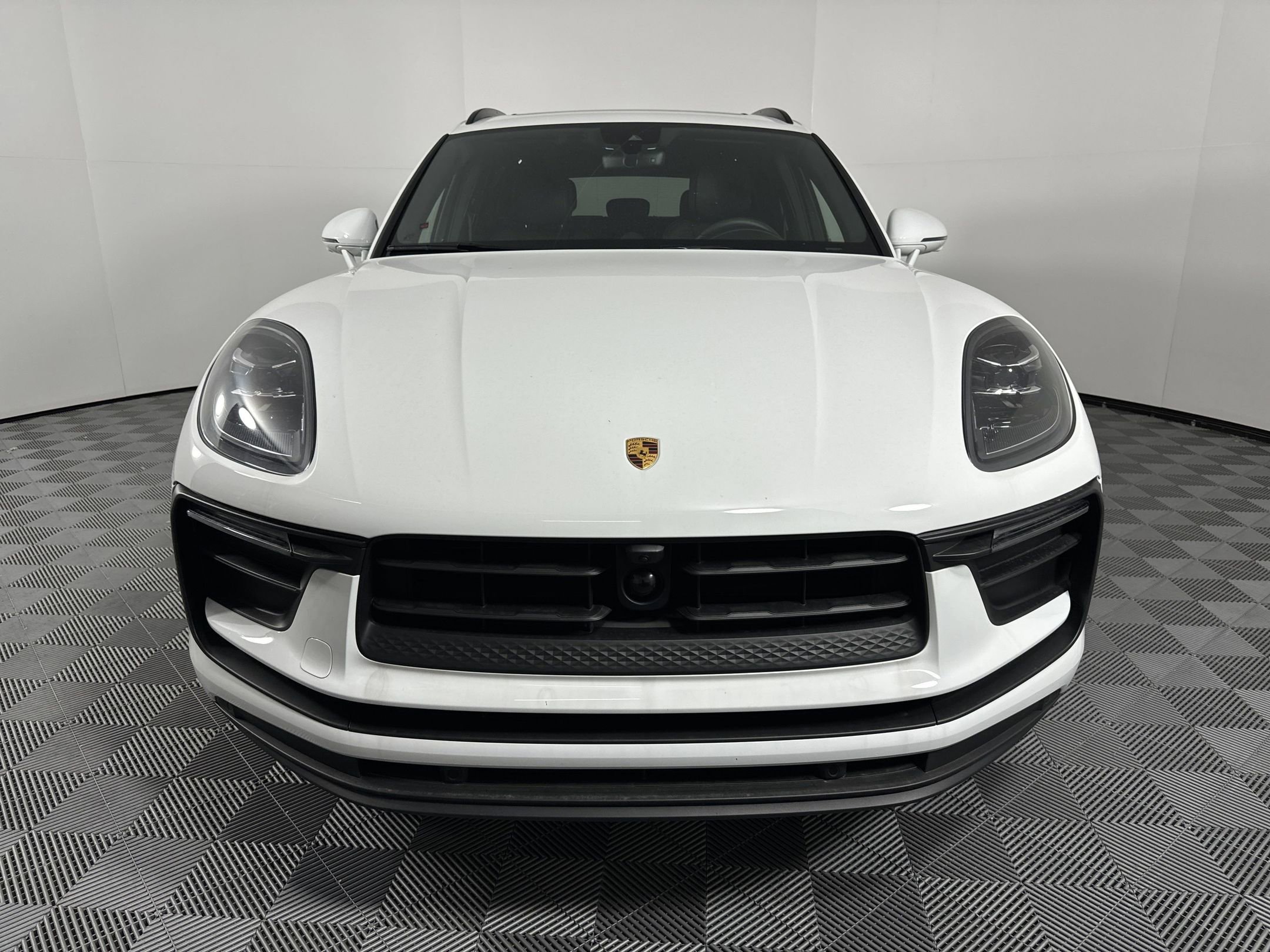 Certified 2025 Porsche Macan image 6