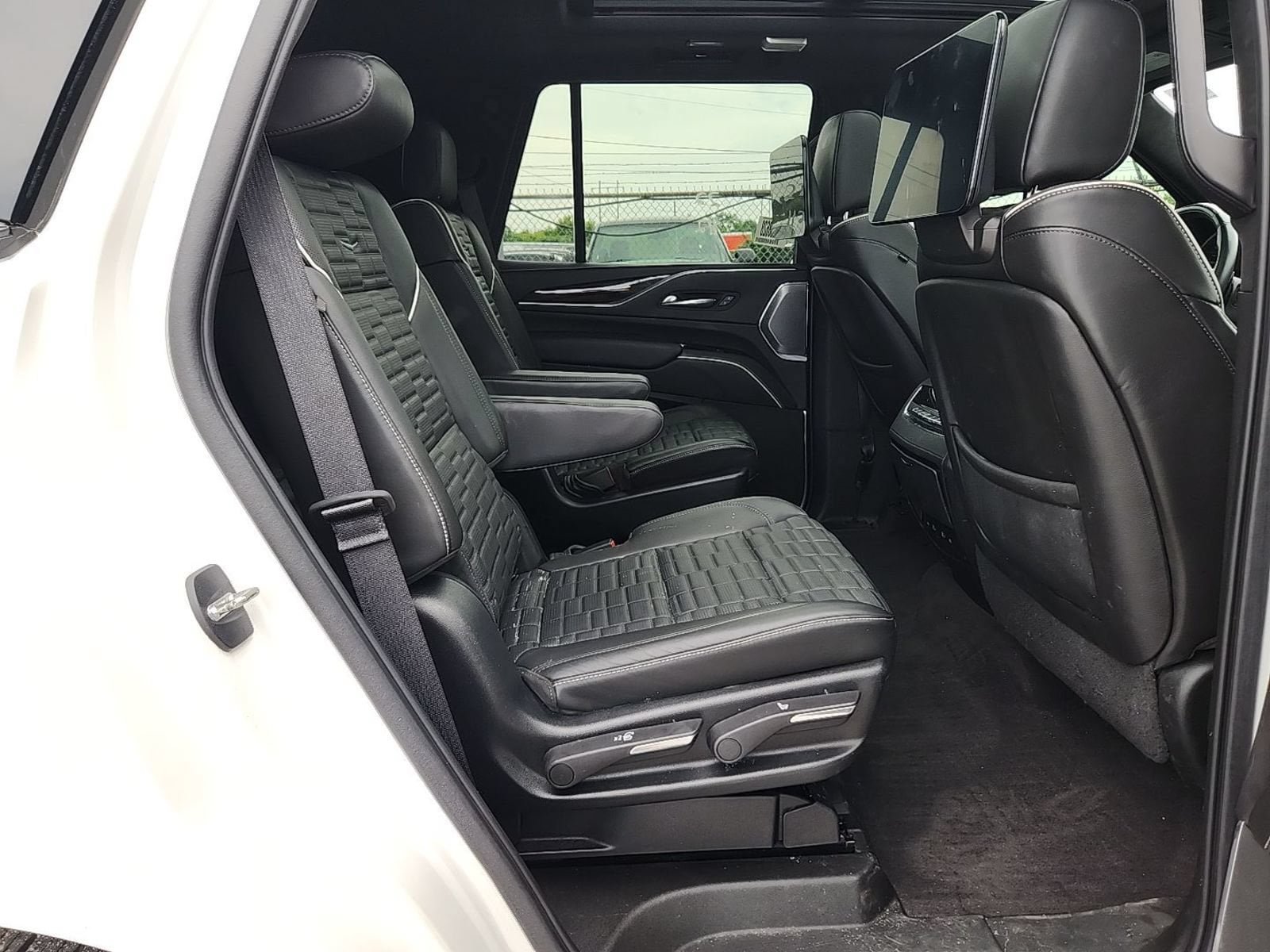 Used 2022 Cadillac Escalade Sport Platinum w/ LPO, ONYX Package AWD/4WD image 9
