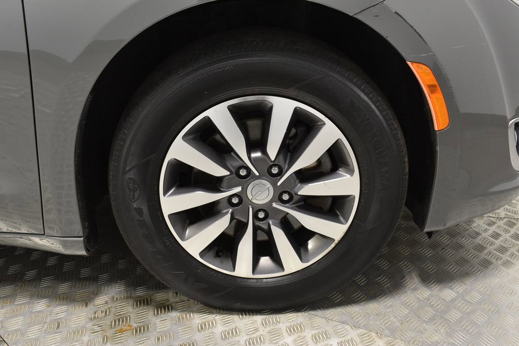 Used 2020 Chrysler Pacifica Touring-L Plus image 36