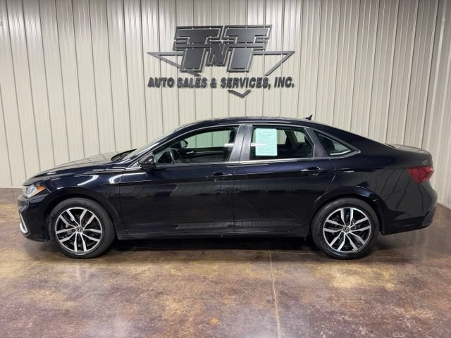 Used 2025 Volkswagen Jetta SE FWD image 3