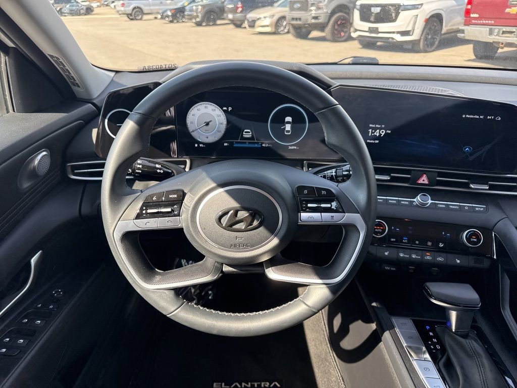 Used 2023 Hyundai Elantra SEL w/ Convenience Package image 12