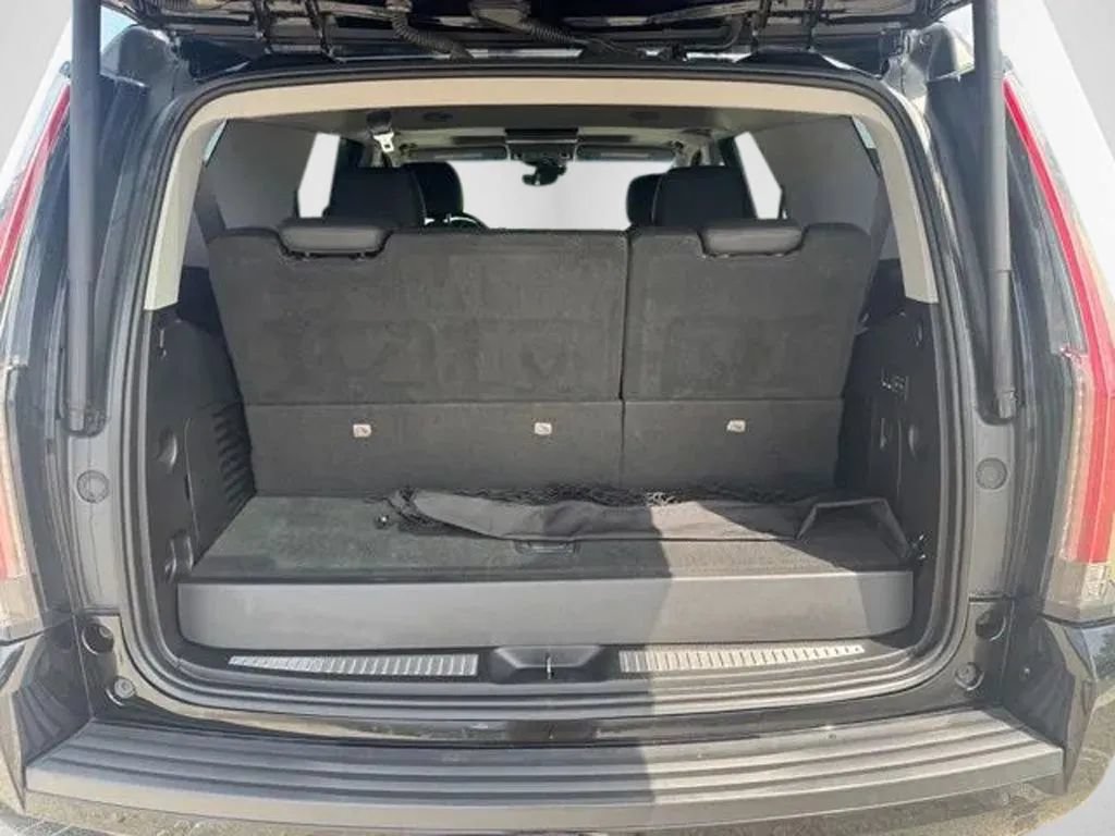Used 2019 Cadillac Escalade Premium Luxury w/ Escalade Sport Edition AWD/4WD image 31