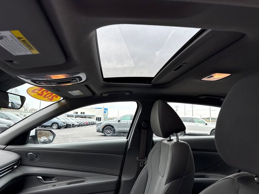 Used 2025 Hyundai Elantra SEL image 24
