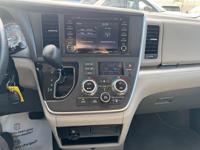 Used 2020 Toyota Sienna LE FWD image 25