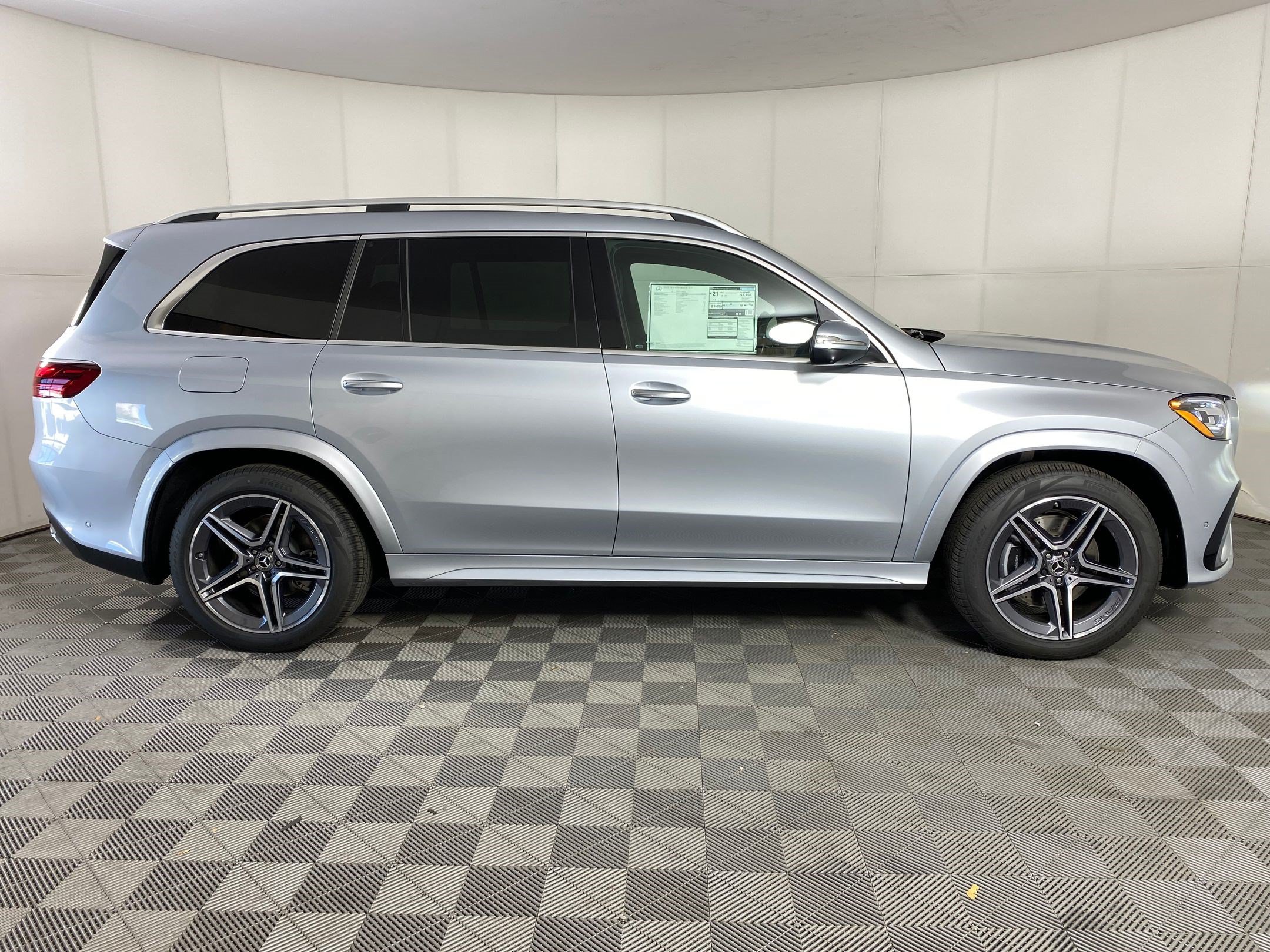 Used 2025 Mercedes-Benz GLS 450 4MATIC image 7