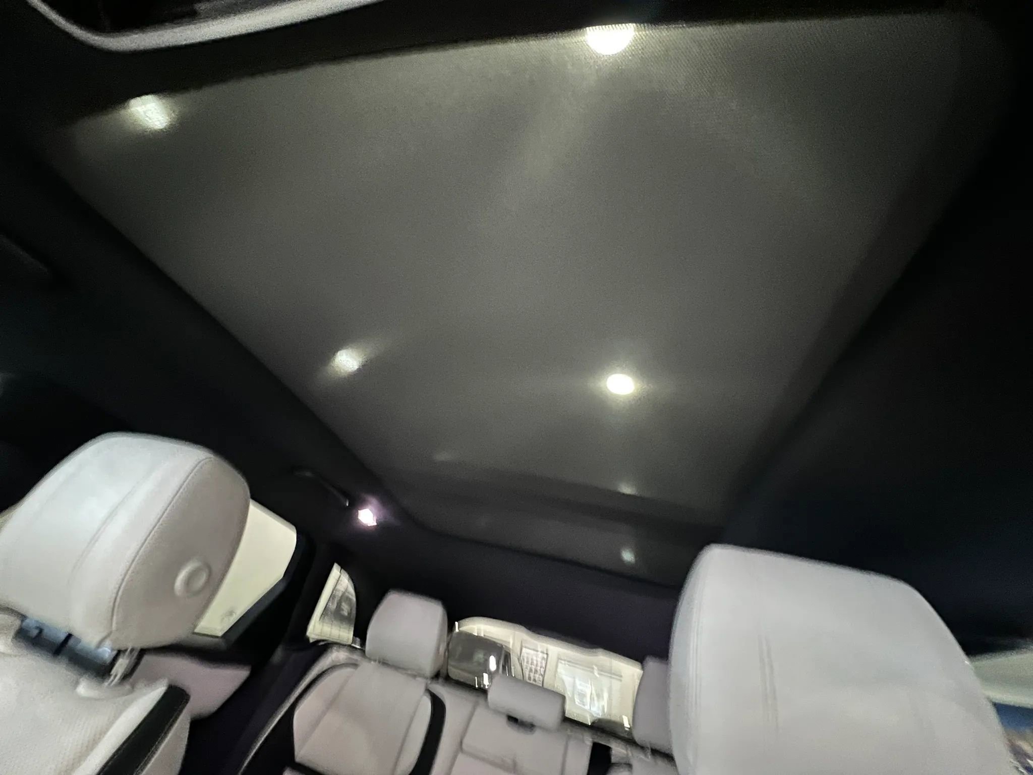 Used 2019 Land Rover Range Rover Velar R-Dynamic SE AWD/4WD image 12