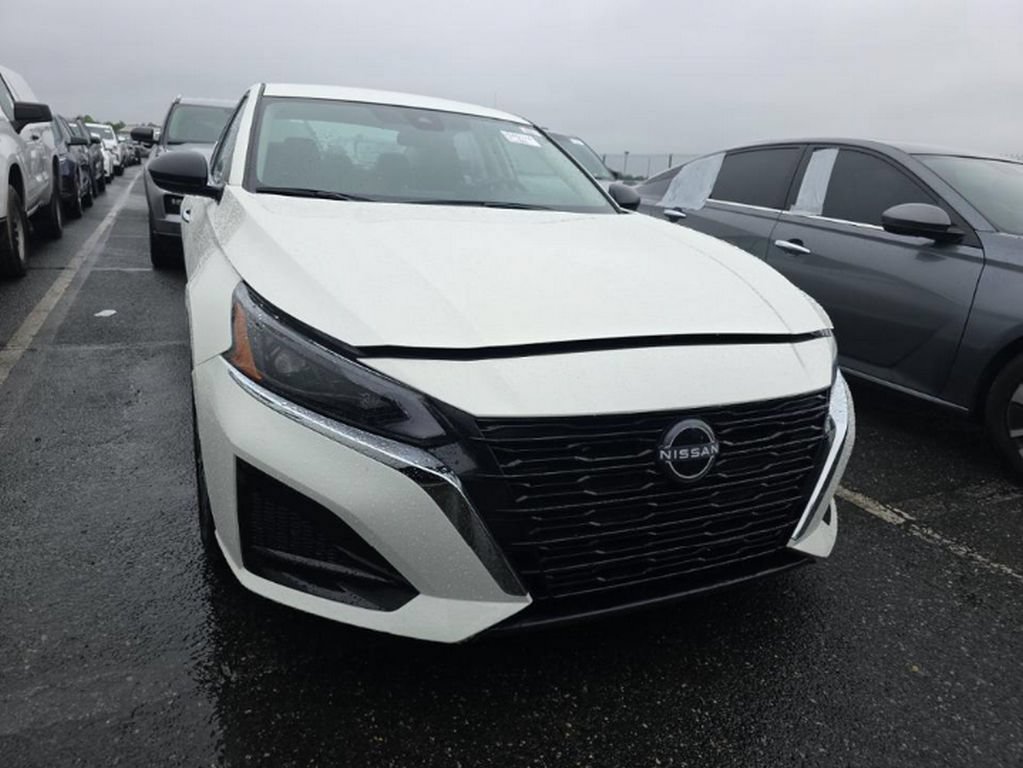 Used 2025 Nissan Altima 2.5 SV FWD image 3