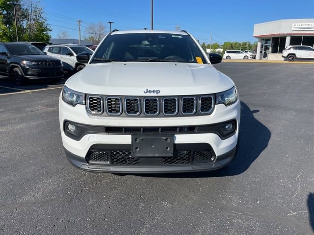 Used 2024 Jeep Compass Latitude w/ Sun and Sound Group AWD/4WD image 2