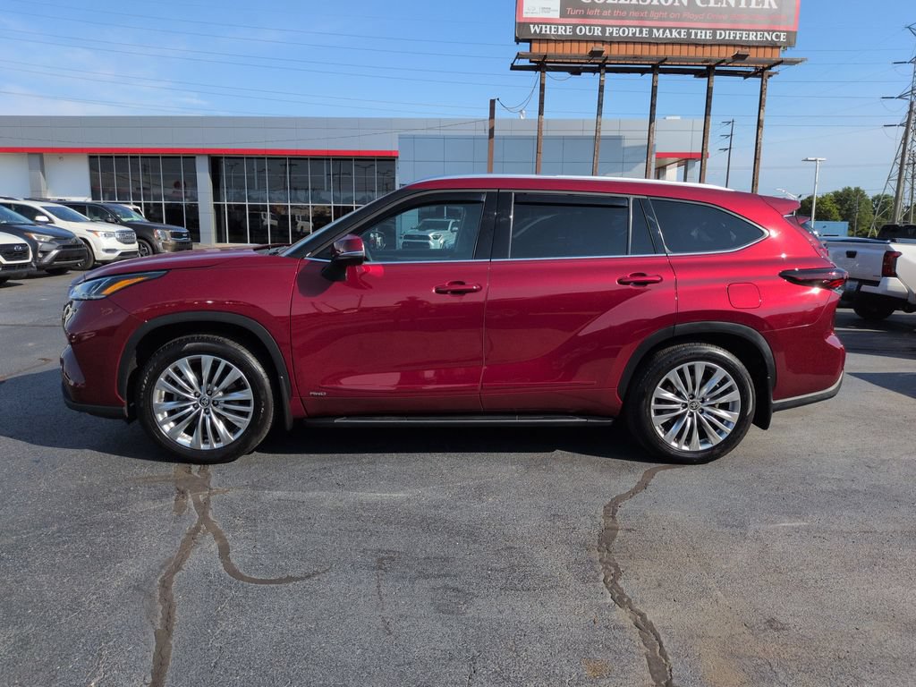 Certified 2025 Toyota Highlander Platinum AWD/4WD image 2