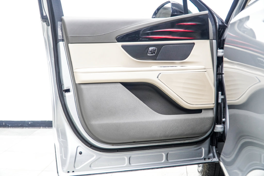 Used 2025 Lincoln Nautilus Premier AWD/4WD image 48