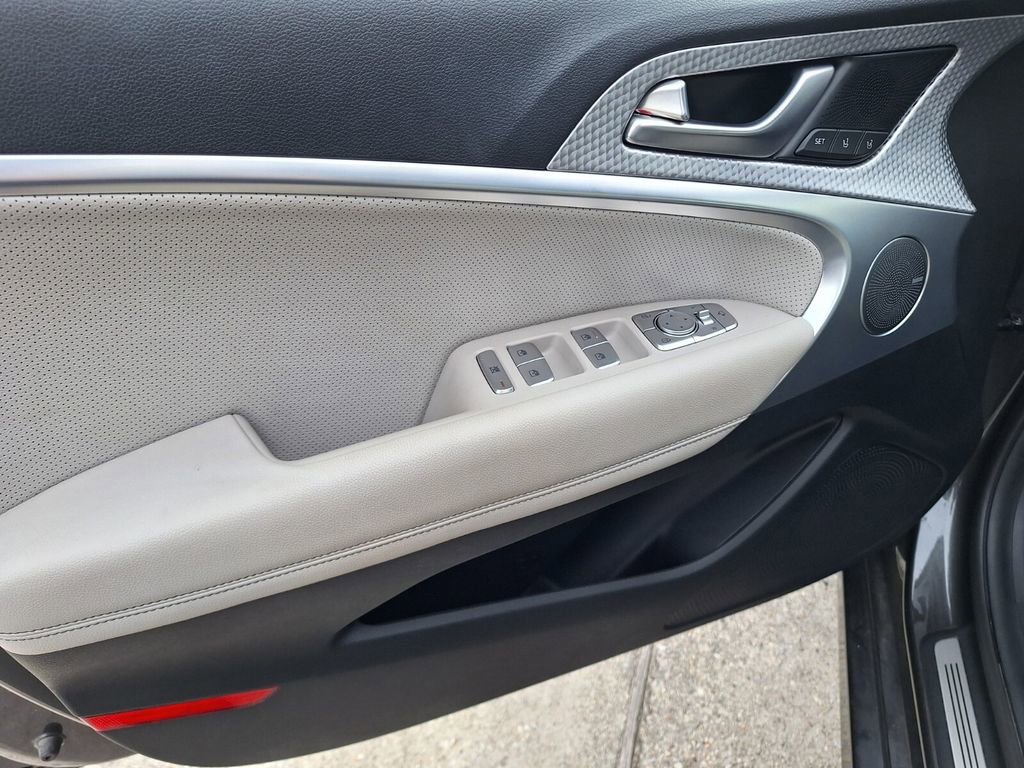 Used 2023 Genesis G70 2.0T w/ Sport Prestige Package image 32