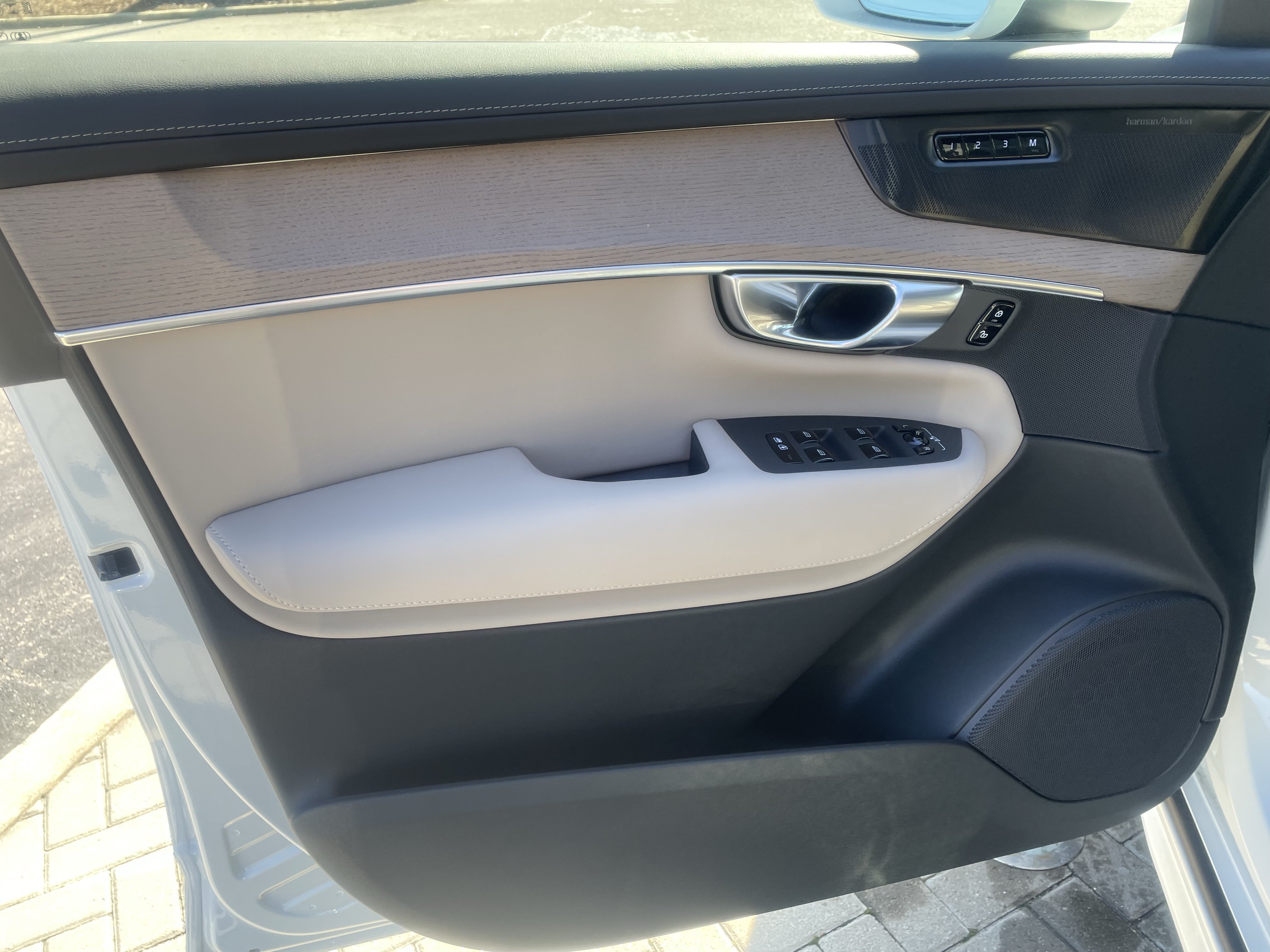 New 2026 Volvo XC90 T8 Plus w/ Protection Package Premier AWD/4WD image 14