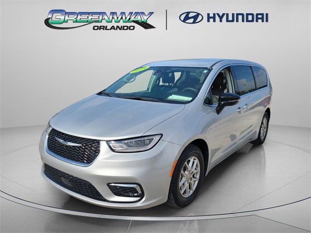 Used 2024 Chrysler Pacifica Touring-L image 2