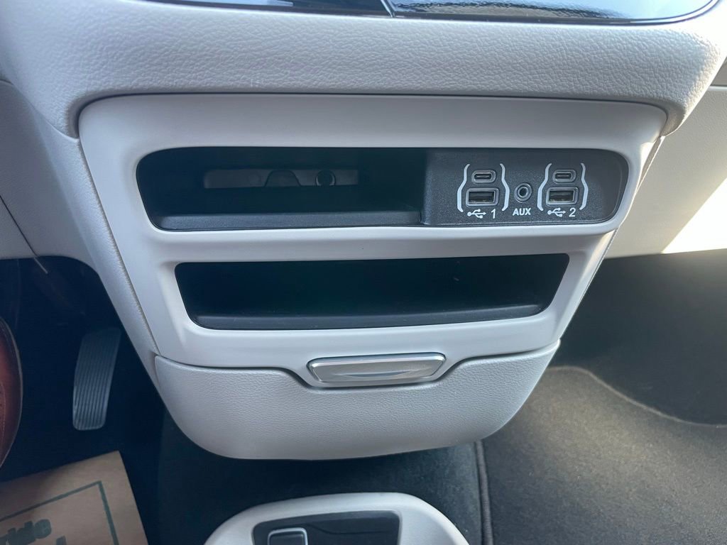 Used 2024 Chrysler Pacifica Touring-L image 13