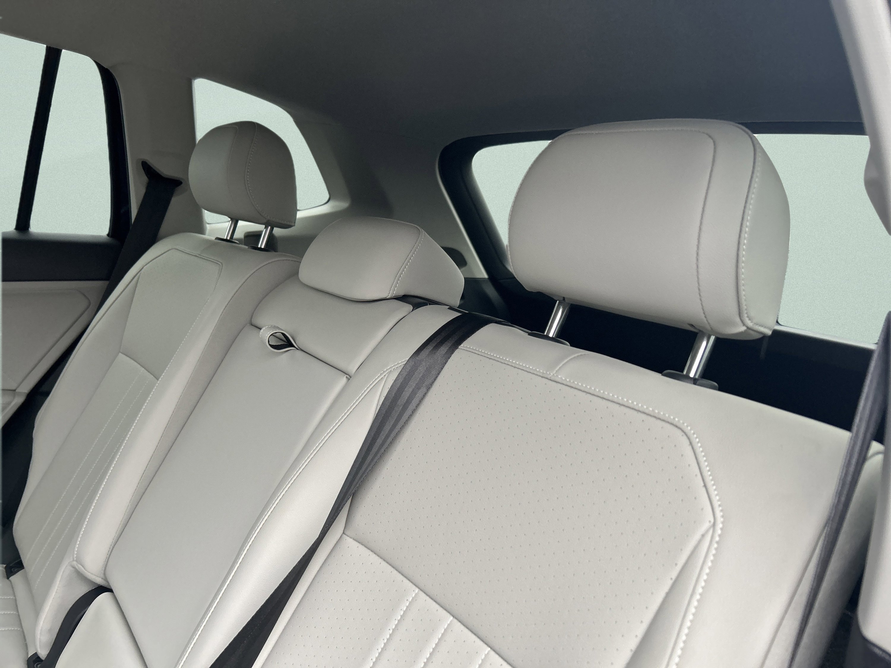 Used 2022 Volkswagen Tiguan SE AWD/4WD image 29