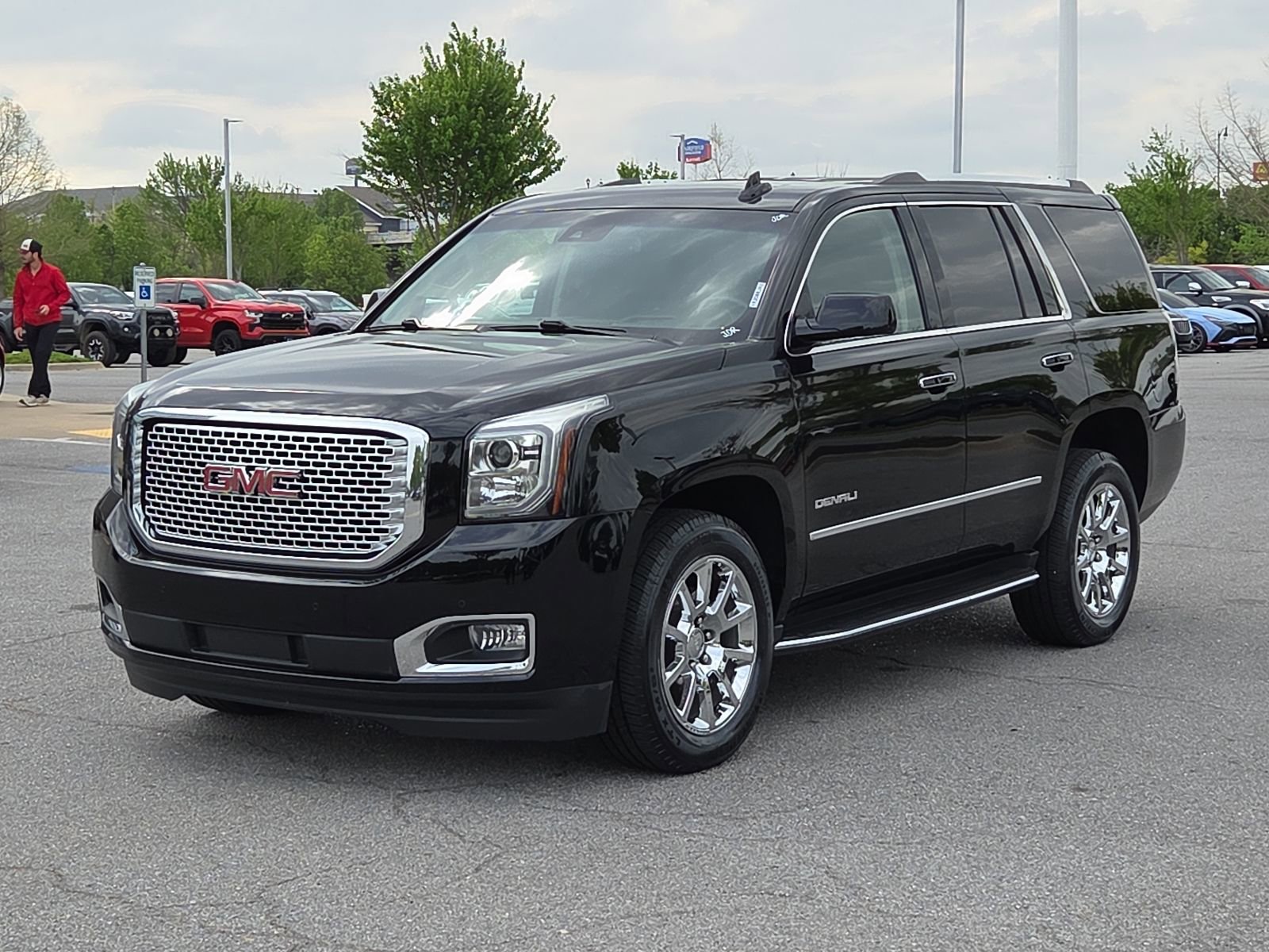 Used 2017 GMC Yukon Denali image 2