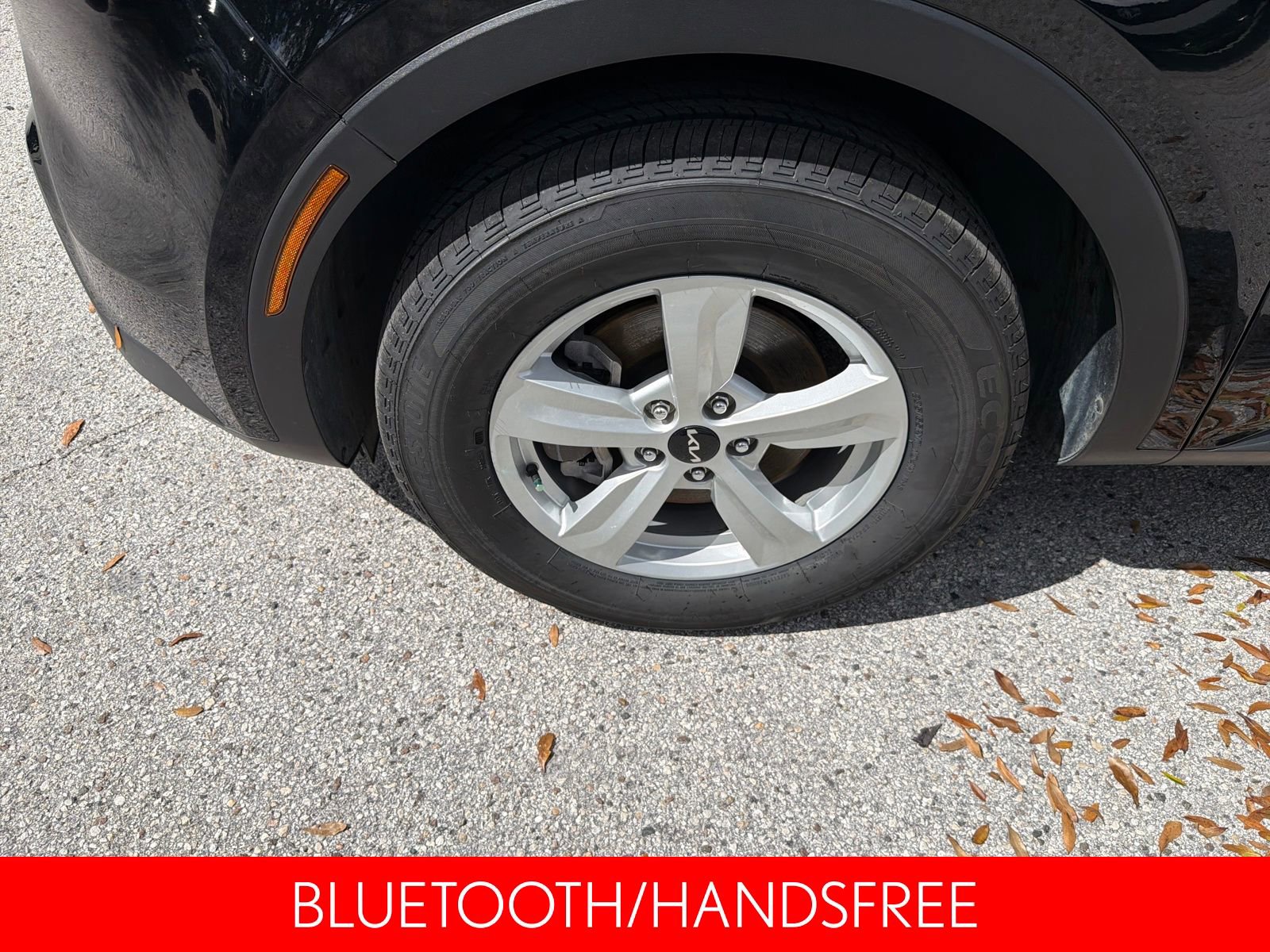 Used 2023 Kia Sorento LX image 11