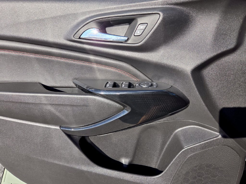 Used 2024 Chevrolet Trax RS w/ Sunroof Package FWD image 21