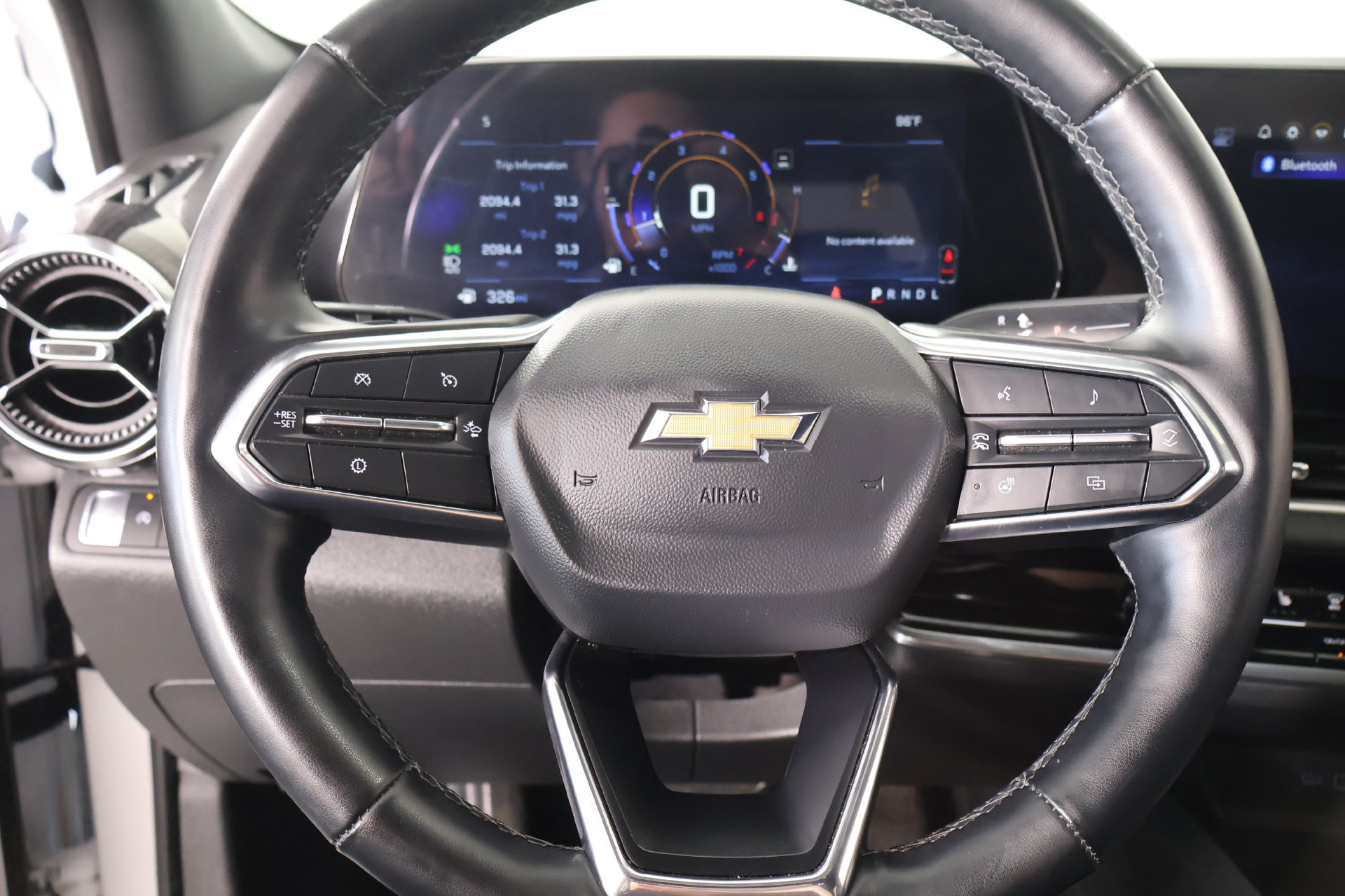 Used 2025 Chevrolet Equinox LT FWD image 3