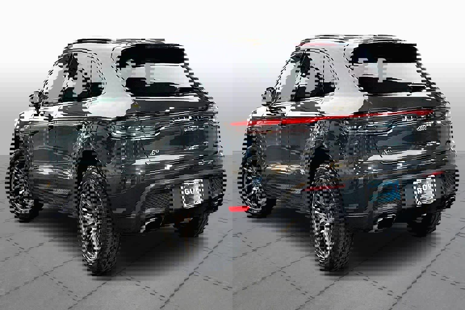 Used 2025 Porsche Macan image 11