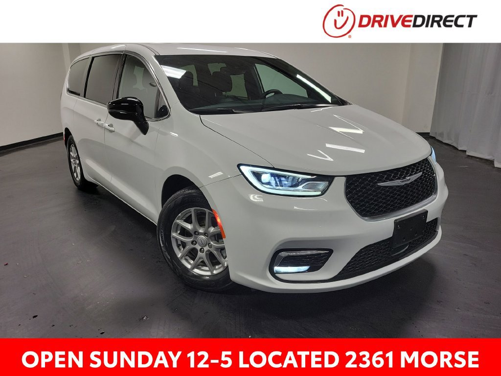 Used 2025 Chrysler Pacifica Select