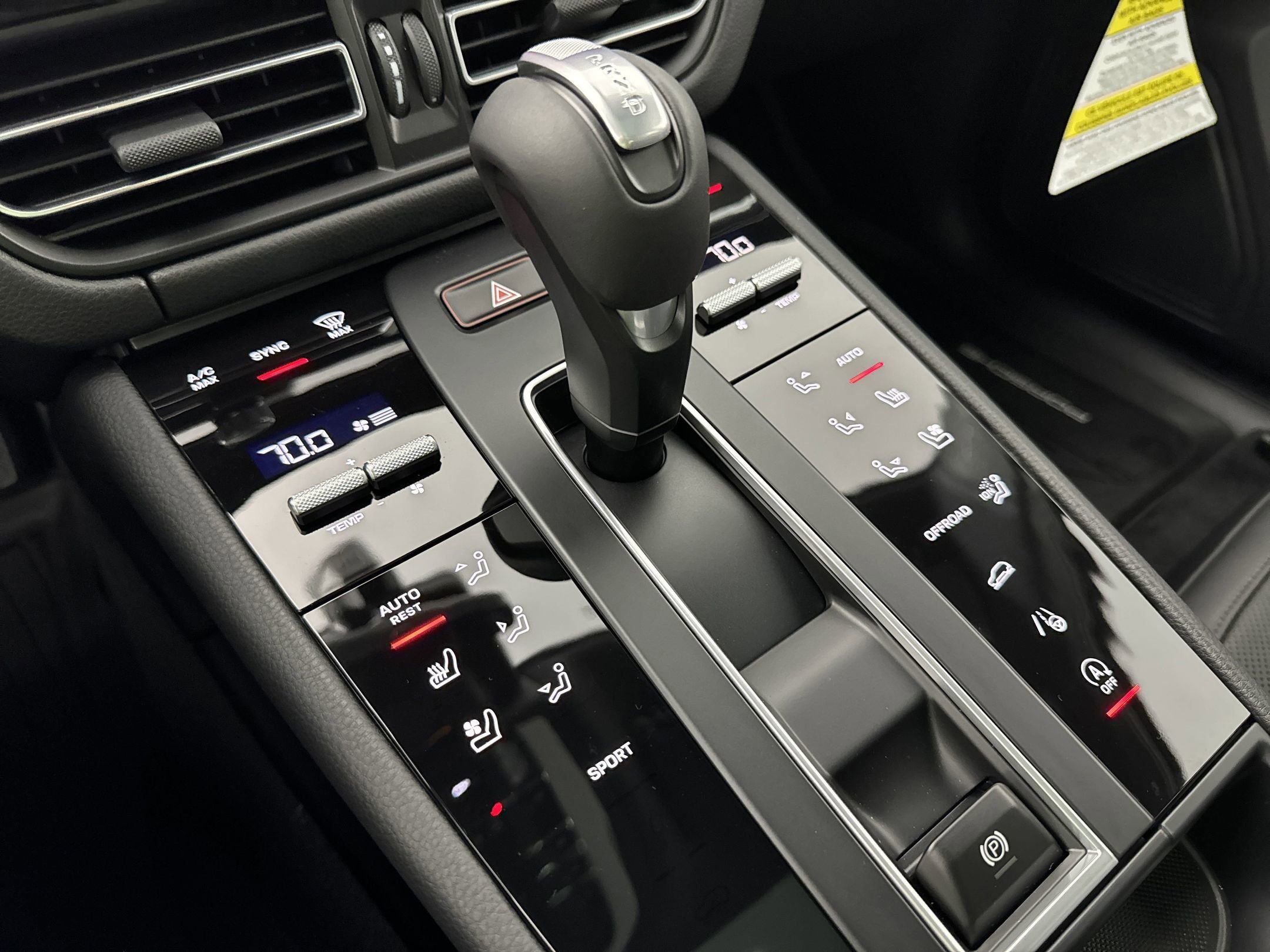 Certified 2025 Porsche Macan AWD/4WD image 18
