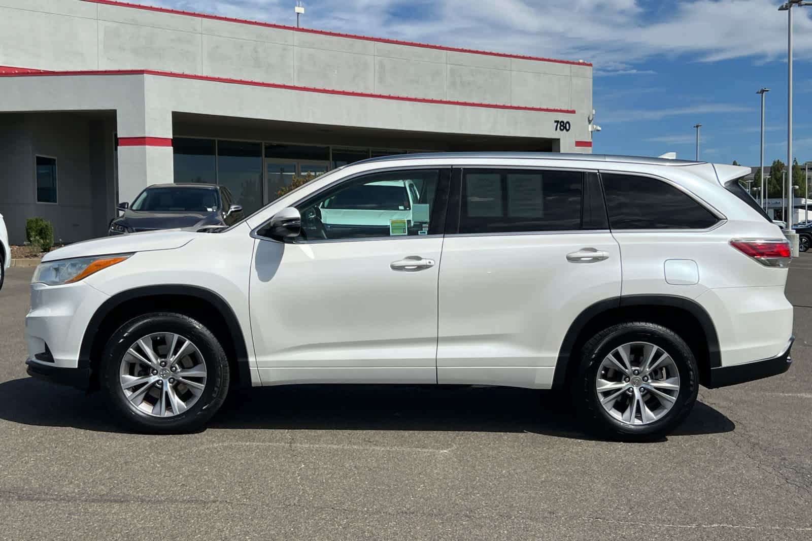Used 2014 Toyota Highlander XLE FWD image 9